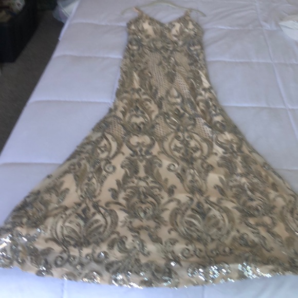 Formal dress - Picture 2 of 4